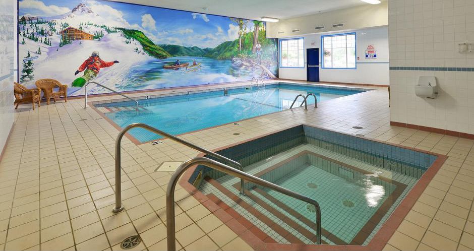 Enjoy on-site pool and hot tub. Photo: Prestige Lakeside Resort - image_2